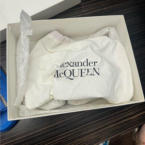 Alexander McQueen sandals size 38.5/8
barely worn comes with box and dust bags - Picture 5 of 6
